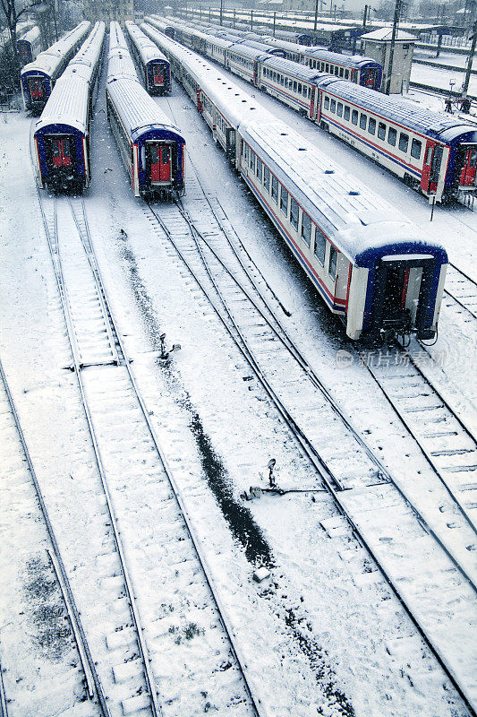 从高处俯瞰被雪覆盖的火车站和铁路