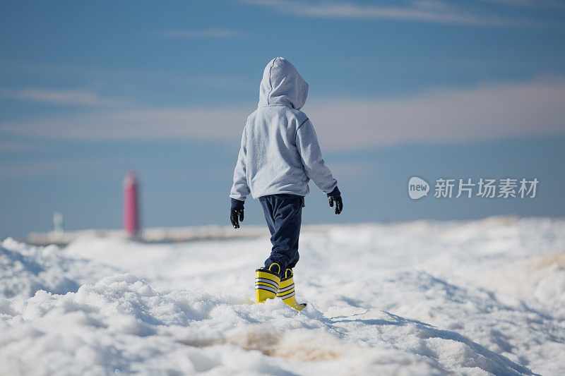 儿童探索冰冻的密歇根湖