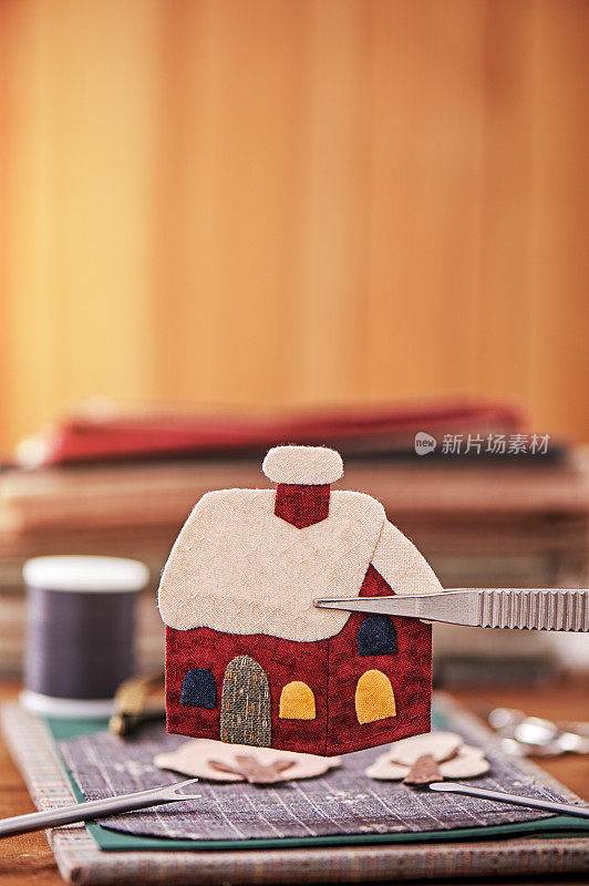 房子是贴花细节和贴花工具的织物