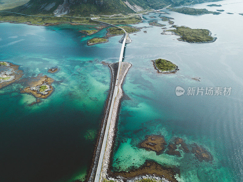 鸟瞰挪威风景如画的公路桥、海洋和山脉