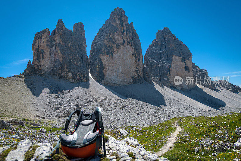 意大利蒂罗尔的欧洲阿尔卑斯山脉Dolomites地区的拉瓦雷多山国家公园的橙色背包