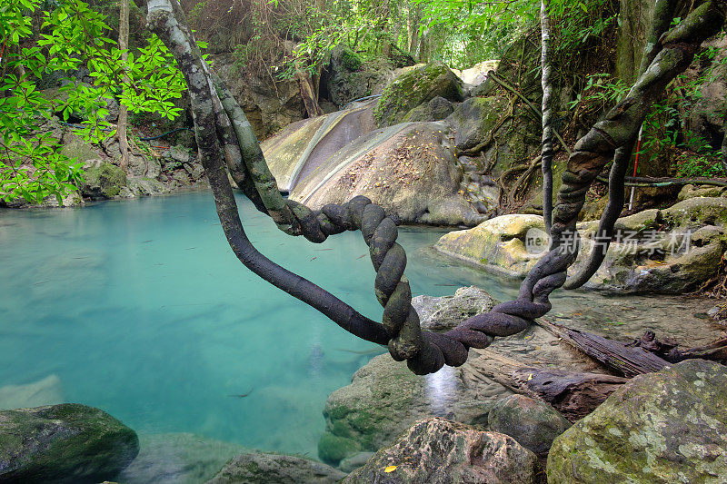 四面瀑布位于泰国北碧府的西沙瓦特区，是葵崖河畔一个巨大而美丽的瀑布。