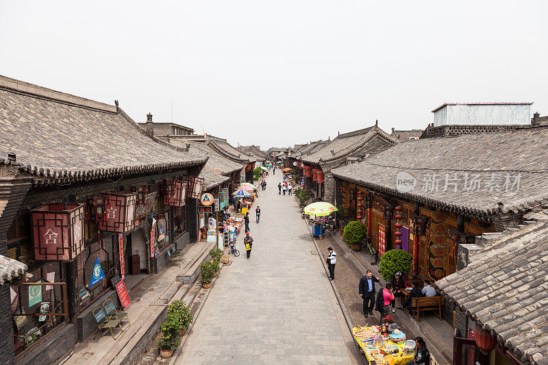 中国游客在平遥的主要街道上