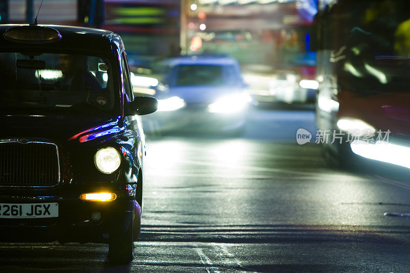 黑色出租车夜间交通，皮卡迪利广场，伦敦，英国