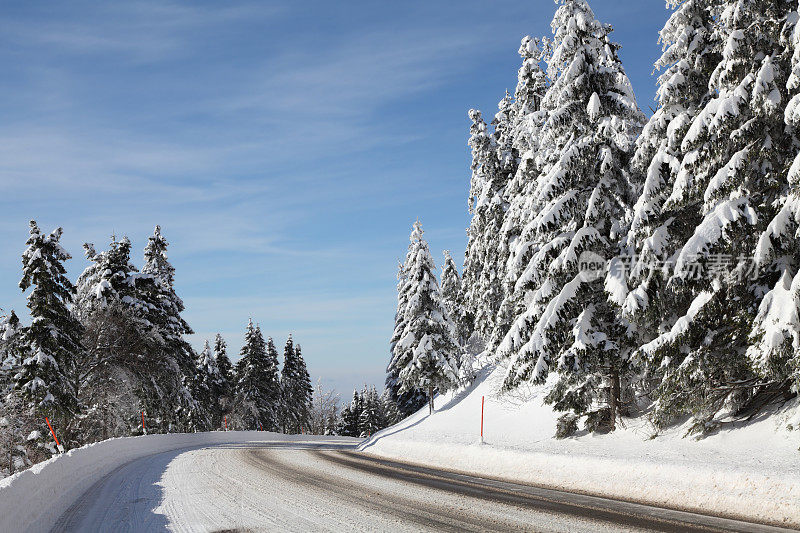 冬日里的黑森林里白雪覆盖的街道