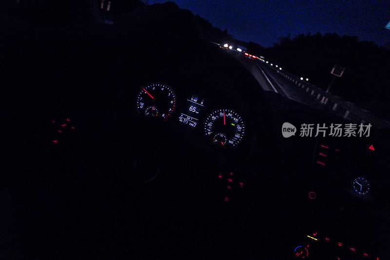 数字仪表盘夜间时间冬季高速公路旅行