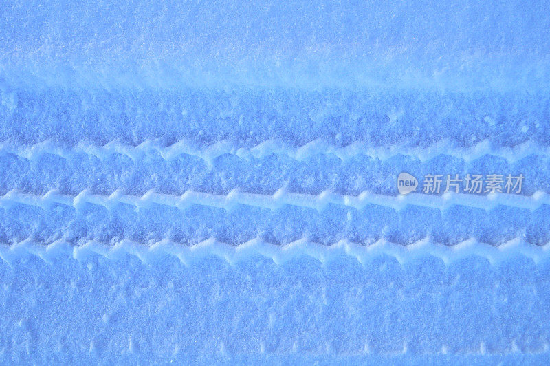 冰冻的雪地上的汽车轮胎印