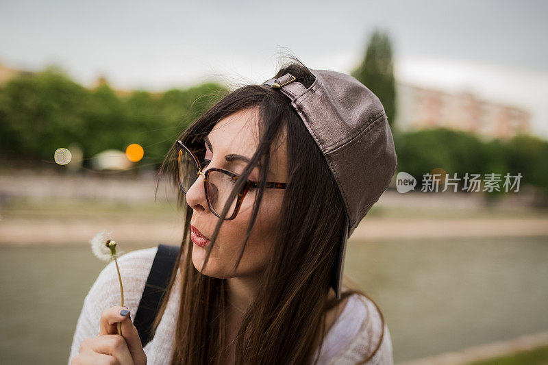 有图案的女孩在河边享受阳光