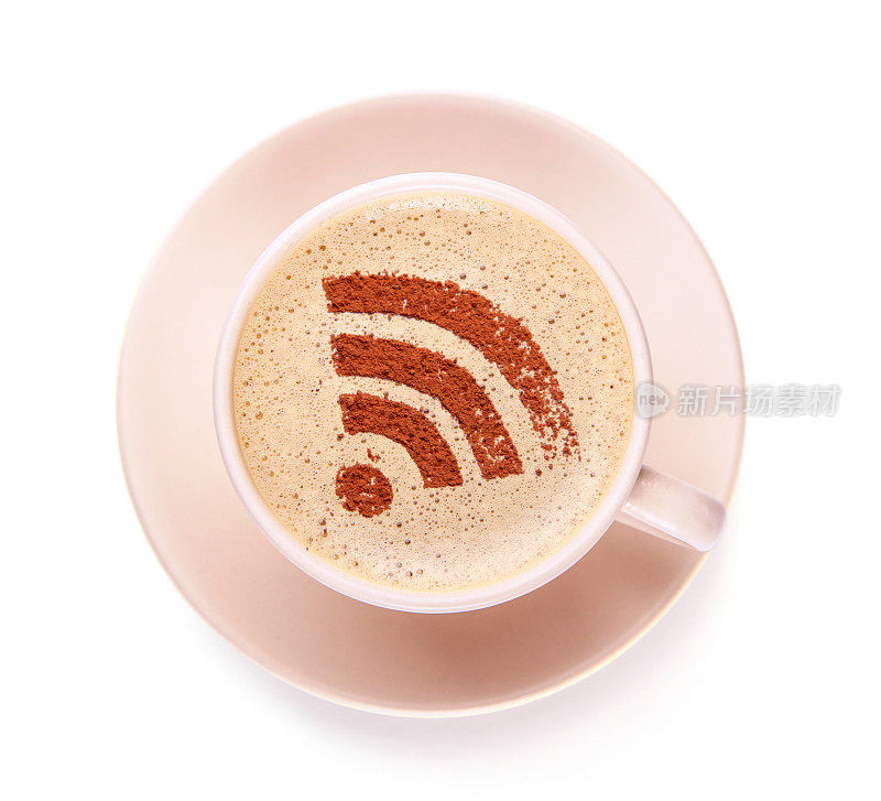 一杯泡沫上有WiFi标志的咖啡。免费接入互联网WiFi