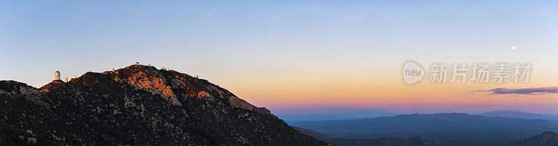 在亚利桑那州图森附近的基特峰上的望远镜，满月