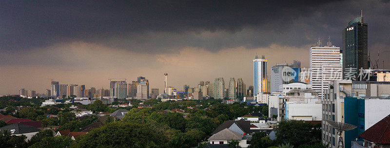 雅加达市中心空中天际线下暴雨全景