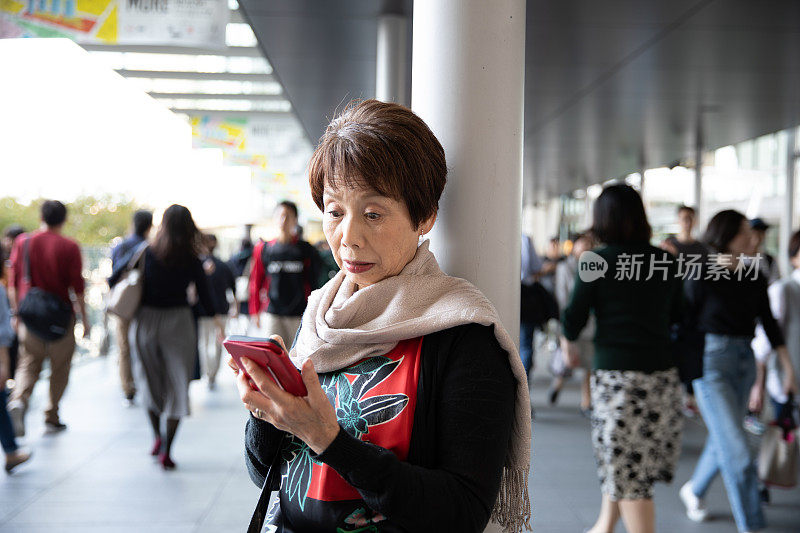 日本年长商务女性使用手机