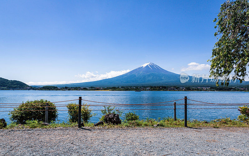 日本富士山火山在夏日与蓝天