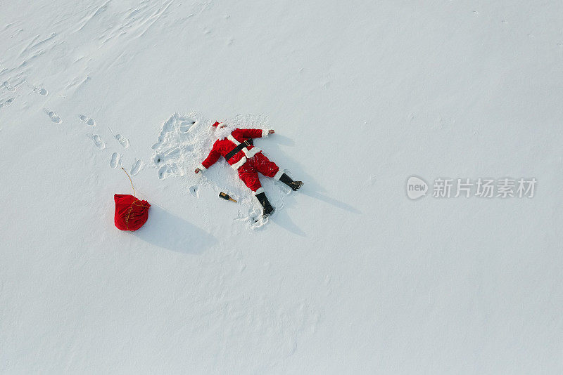 喝醉了的圣诞老人躺在雪地上