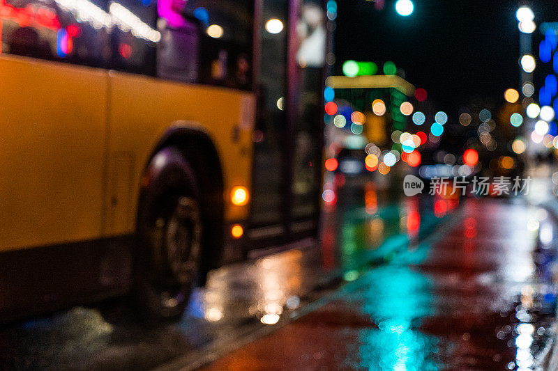 夜晚的城市场景。模糊的背景