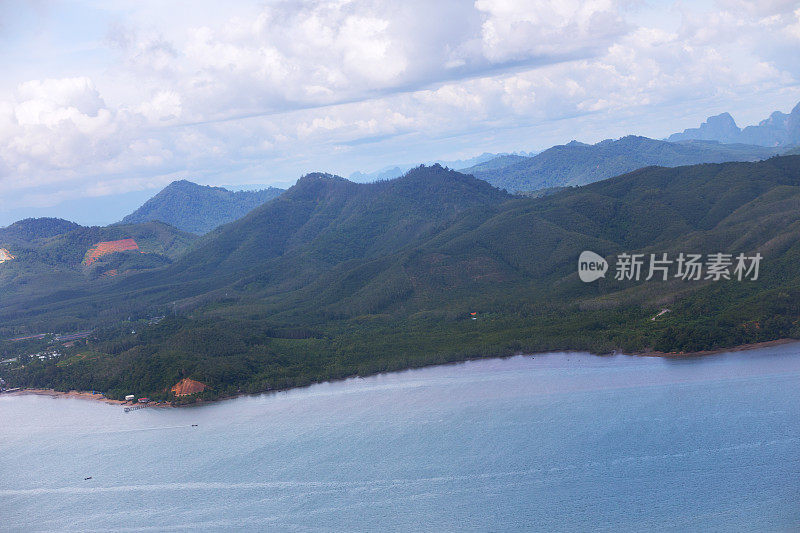 从普吉岛的海岸线从高角度看