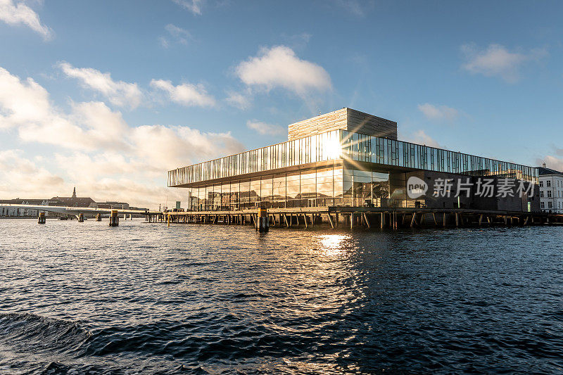 丹麦哥本哈根运河上的丹麦剧场