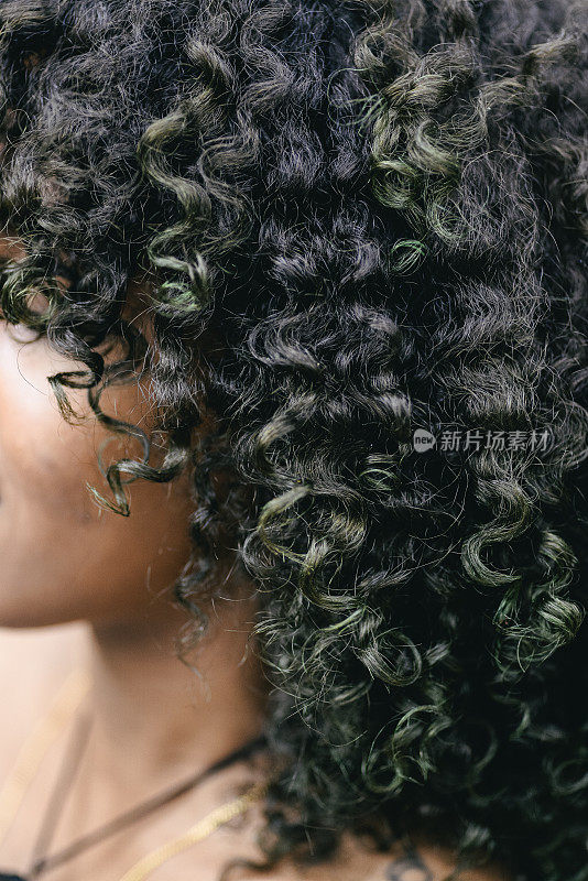 自然的非洲裔美国人的头发，卷曲和美丽，特写