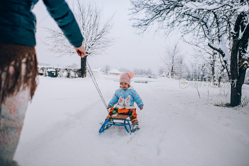 妈妈和宝宝享受雪橇之旅