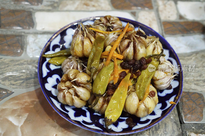 乌兹别克斯坦布哈拉(Bukhara)，烹饪传统乌兹别克菜肉饭时所准备的蒜头和辣椒