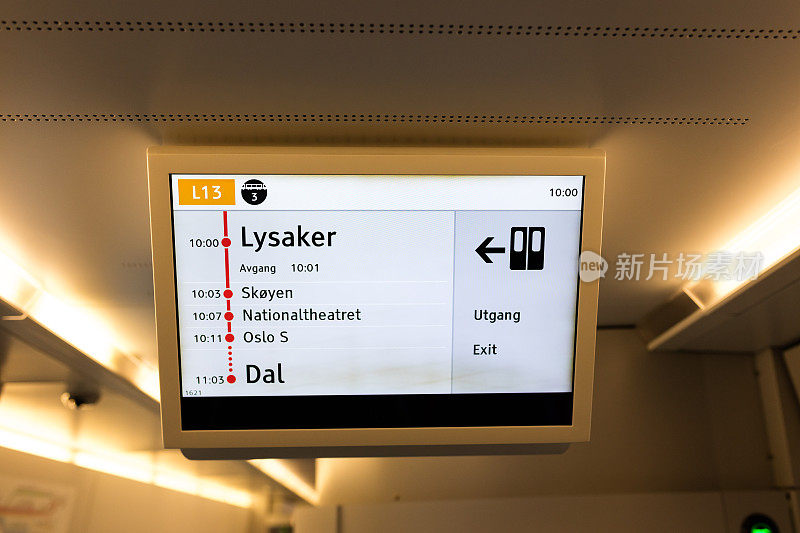 信息表显示在郊区列车，奥斯陆，挪威。