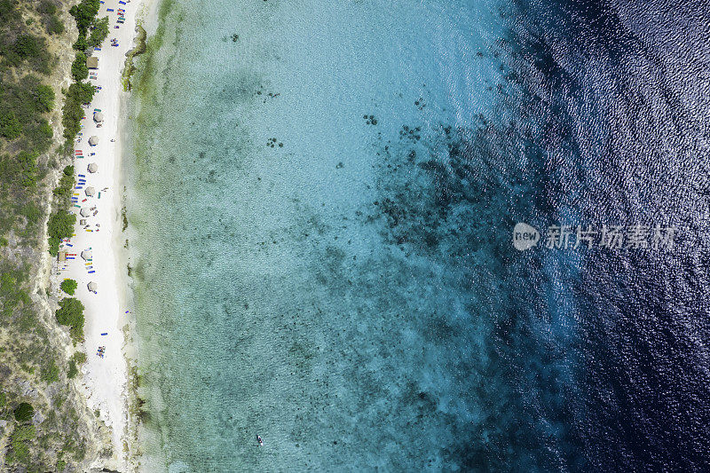 鸟瞰加勒比海和库拉索的玛丽港海滩