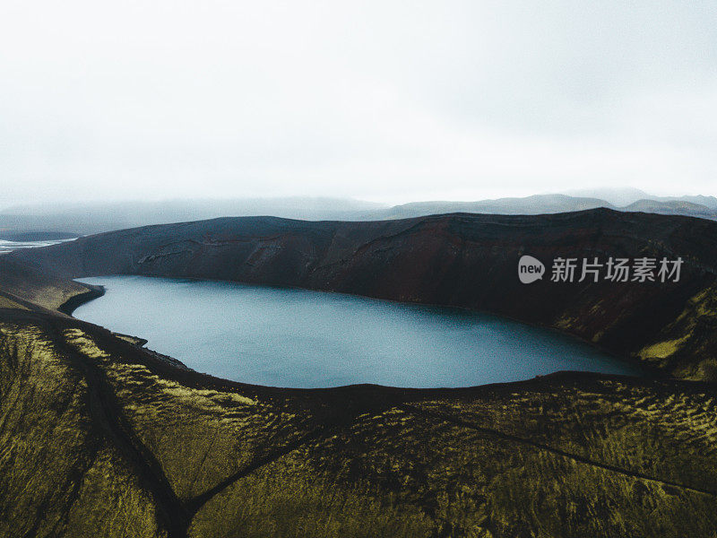 鸟瞰图在冰岛高地火山口美丽的湖