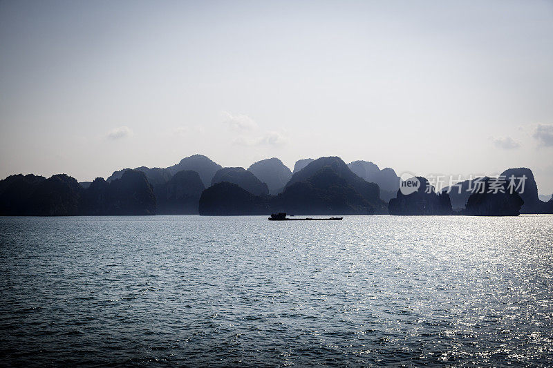 沿着下龙湾航行