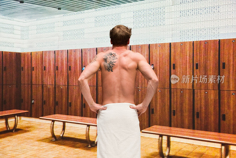 漂亮的裸男在健身房更衣室，后视镜
