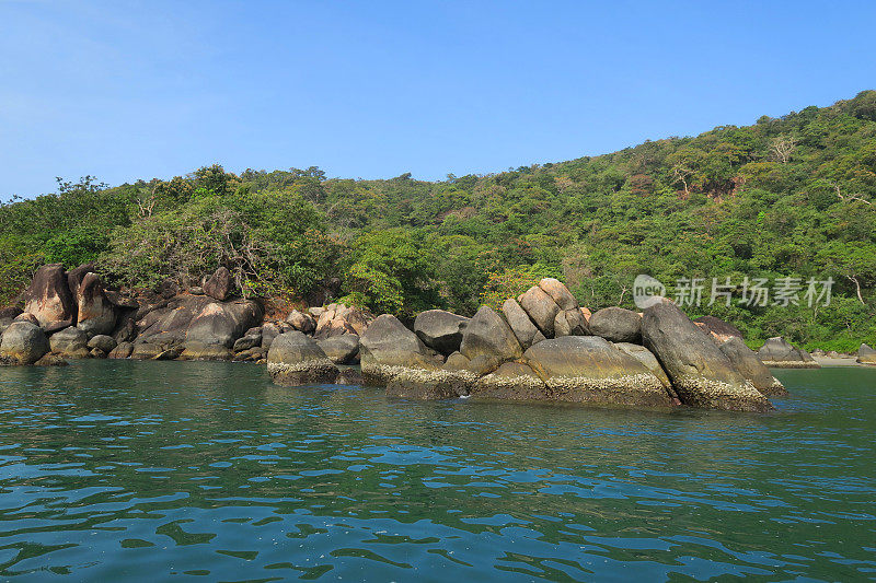 在蜜月海滩和蝴蝶海滩之间的印度果阿Palolem海岸线上戏剧性的岩石图片