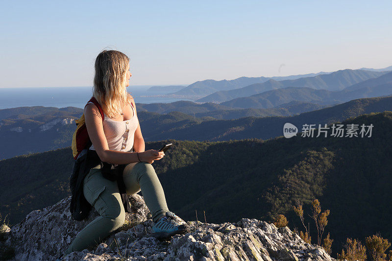 女性徒步旅行者在山脉之上放松