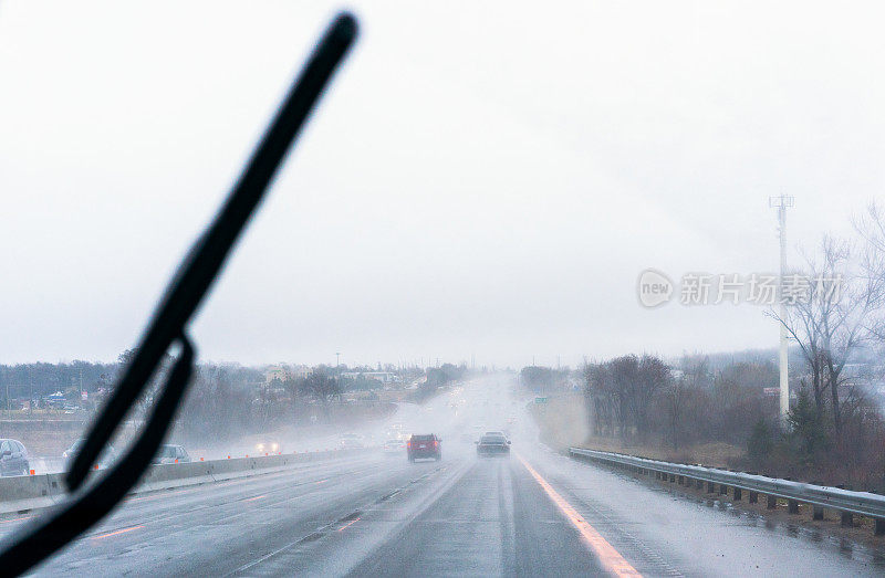 在暴雨中驾驶高速公路