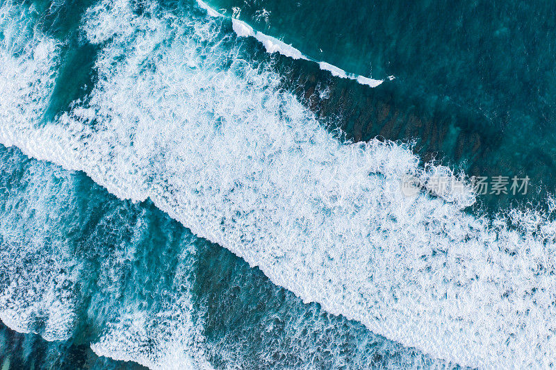 巴厘岛，空中拍摄的绿松石海面与波浪。