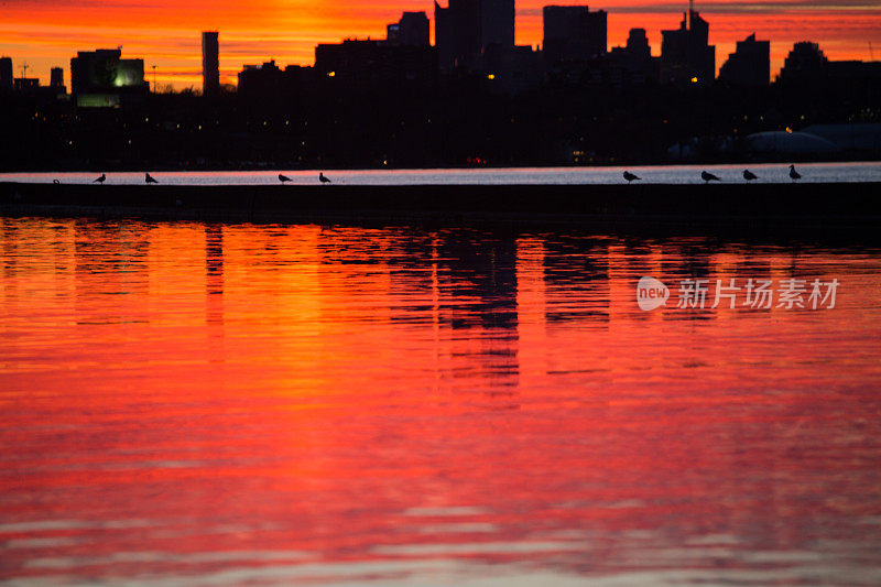 安大略湖上红色的日出倒影
