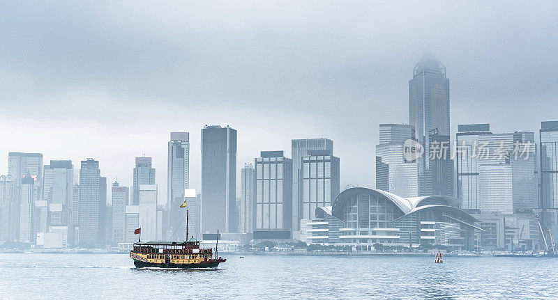 中国彩船穿过香港港口