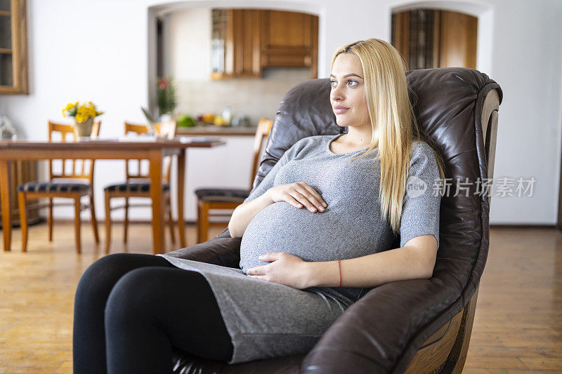 孕妇坐在家里的沙发上