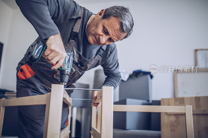 一个商人从事家具装配服务