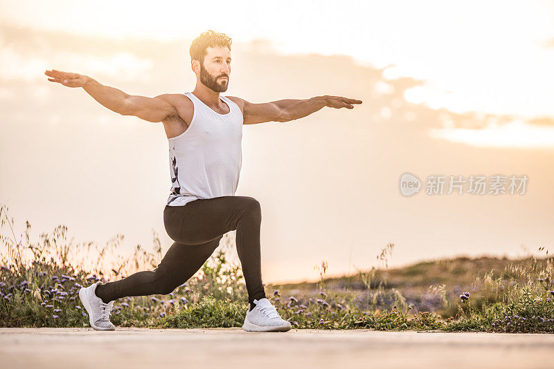 在塞浦路斯岛上做瑜伽的希腊肌肉男运动员。