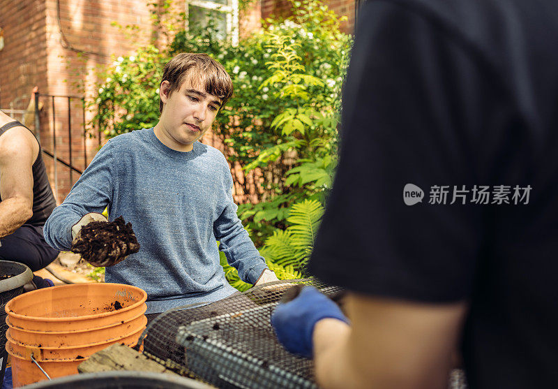 十几岁的男孩志愿在花园里