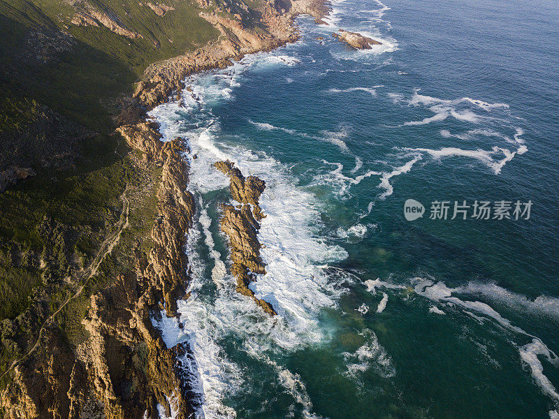 海浪撞击岩石海岸的鸟瞰图