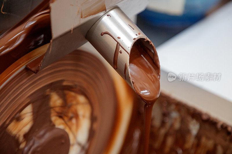 牛奶巧克力从加工机器的水龙头漏出