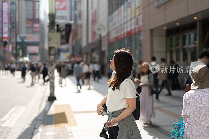 秋叶原大街上的一名极客女子