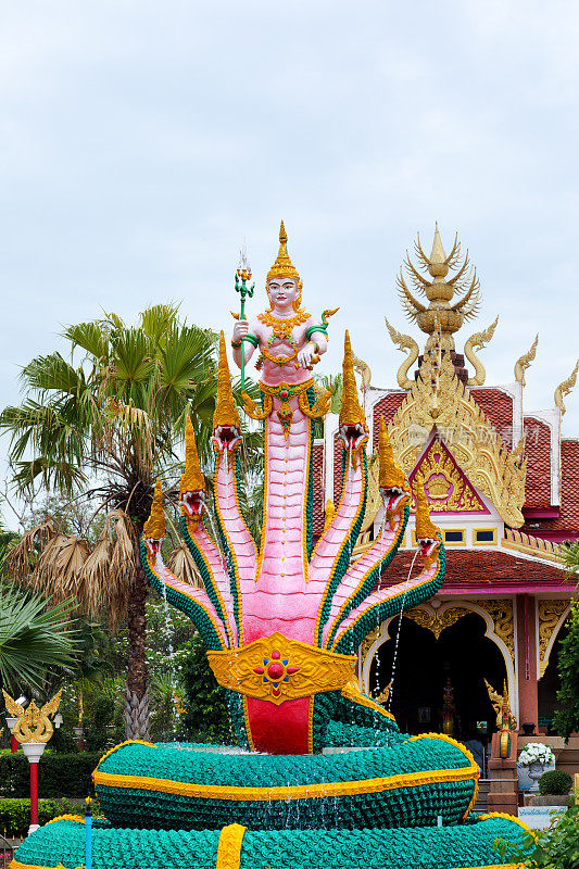 在班斯乌多姆石柱神社的纳空雕像