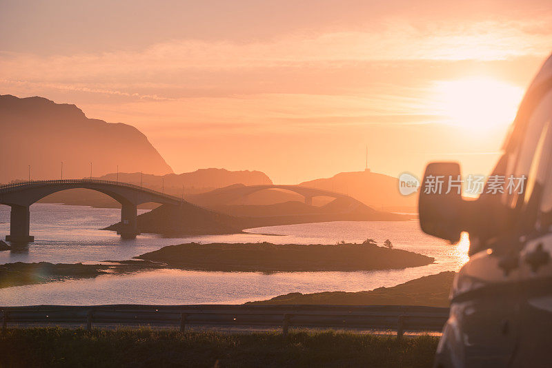 挪威罗浮敦市夕阳下的弗雷德旺大桥，