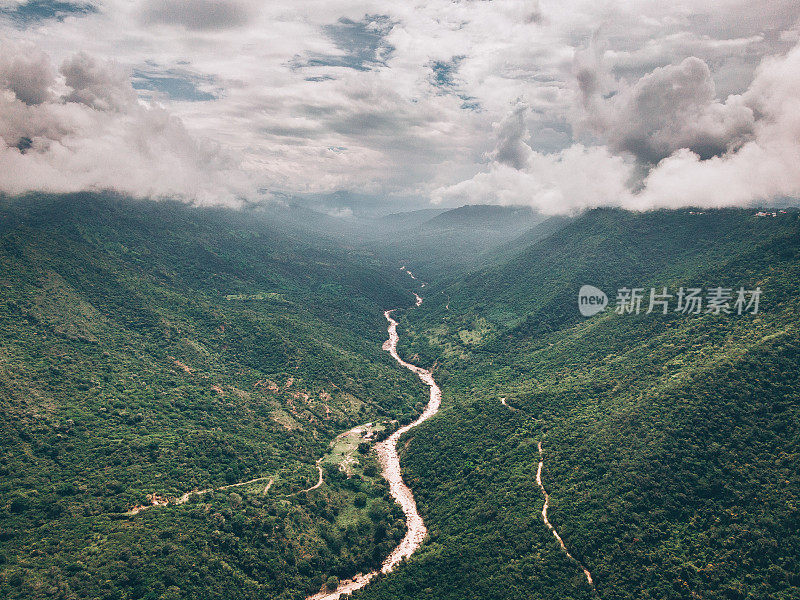 鸟瞰图里约热内卢Magdalena跑过丛林山谷