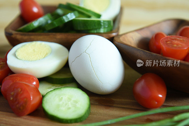 素食早餐，煮鸡蛋和新鲜蔬菜-黄瓜，西红柿