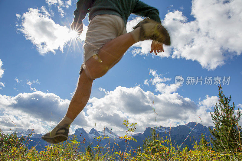 徒步者向山和太阳跳跃的细节