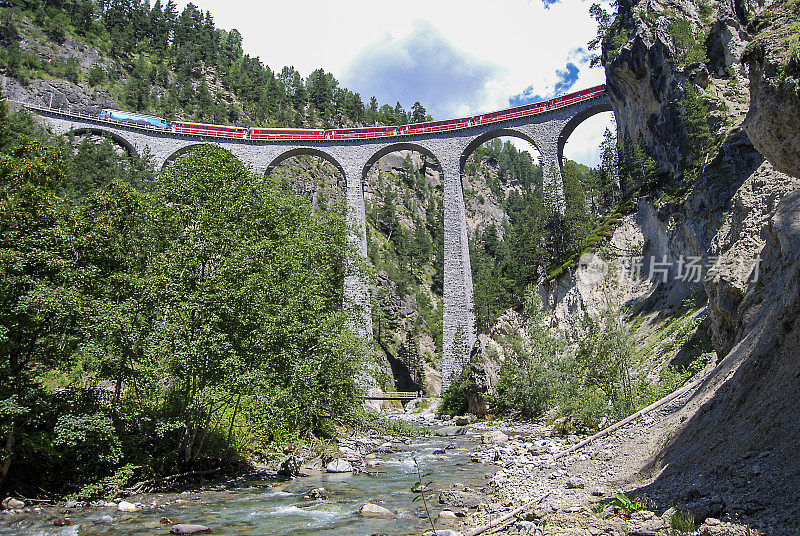 火车穿过兰德瓦瑟高架桥