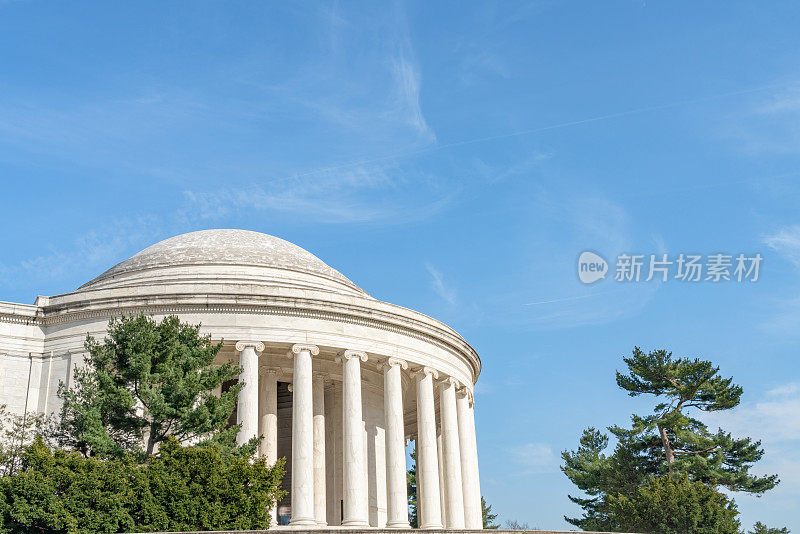 在国家樱花节期间，美国华盛顿特区杰斐逊纪念堂的大理石柱子