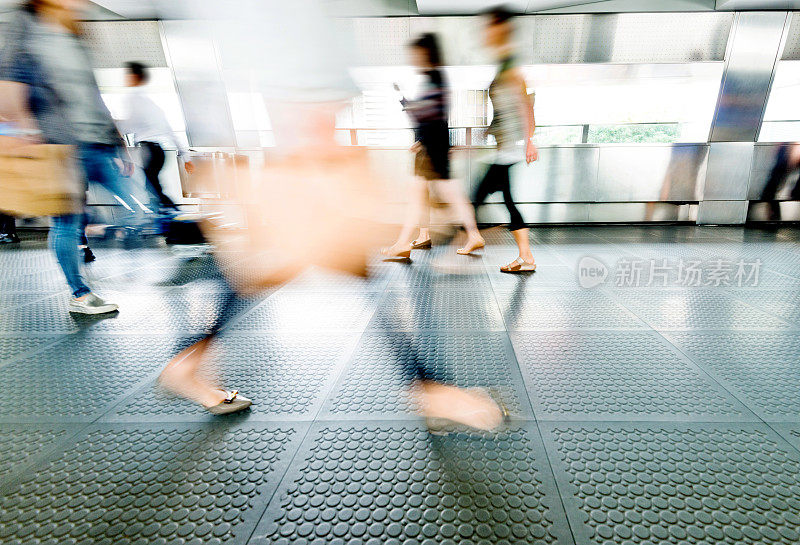 模糊的人走在走廊里